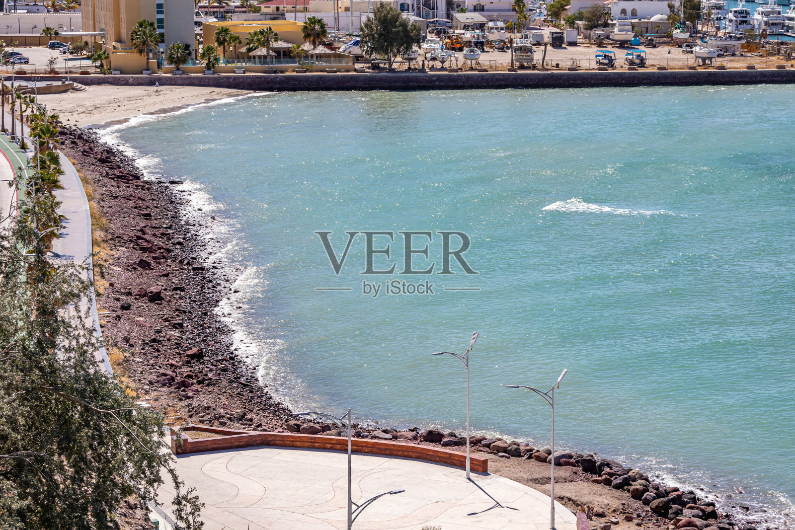 墨西哥海滩景观，米拉多德尔鲁索和木板路与棕榈树，滨海亚特兰大为背景照片摄影图片