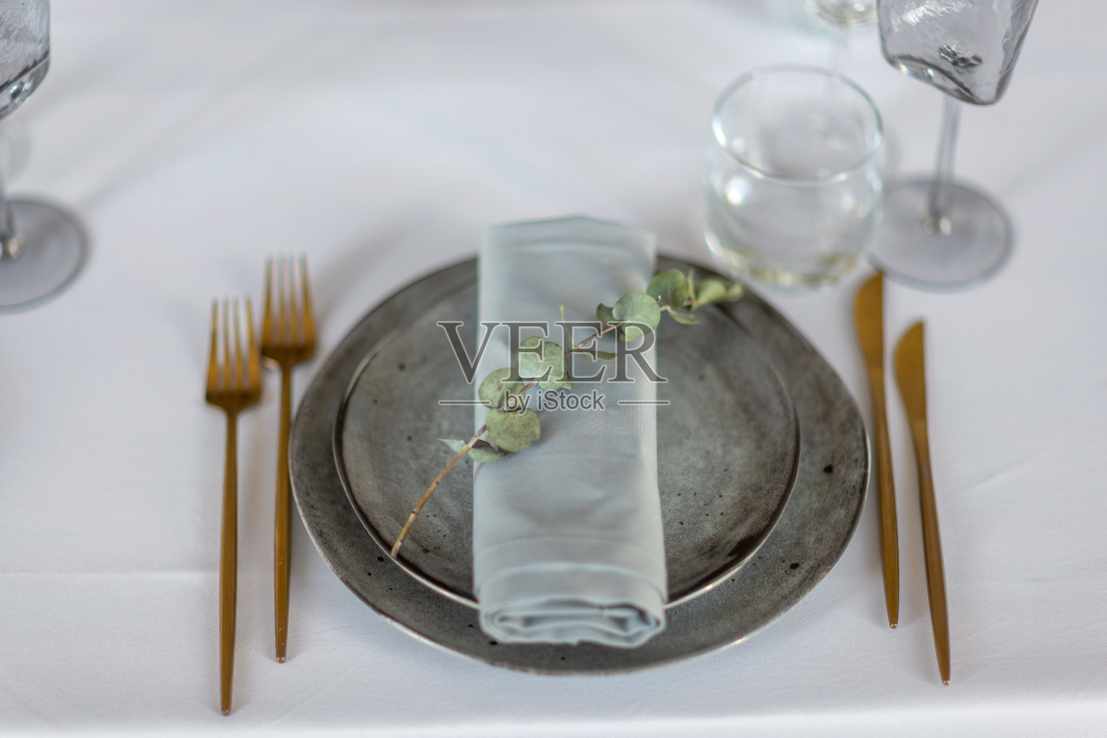 表设置。空间的内部是阁楼式的桌子照片摄影图片