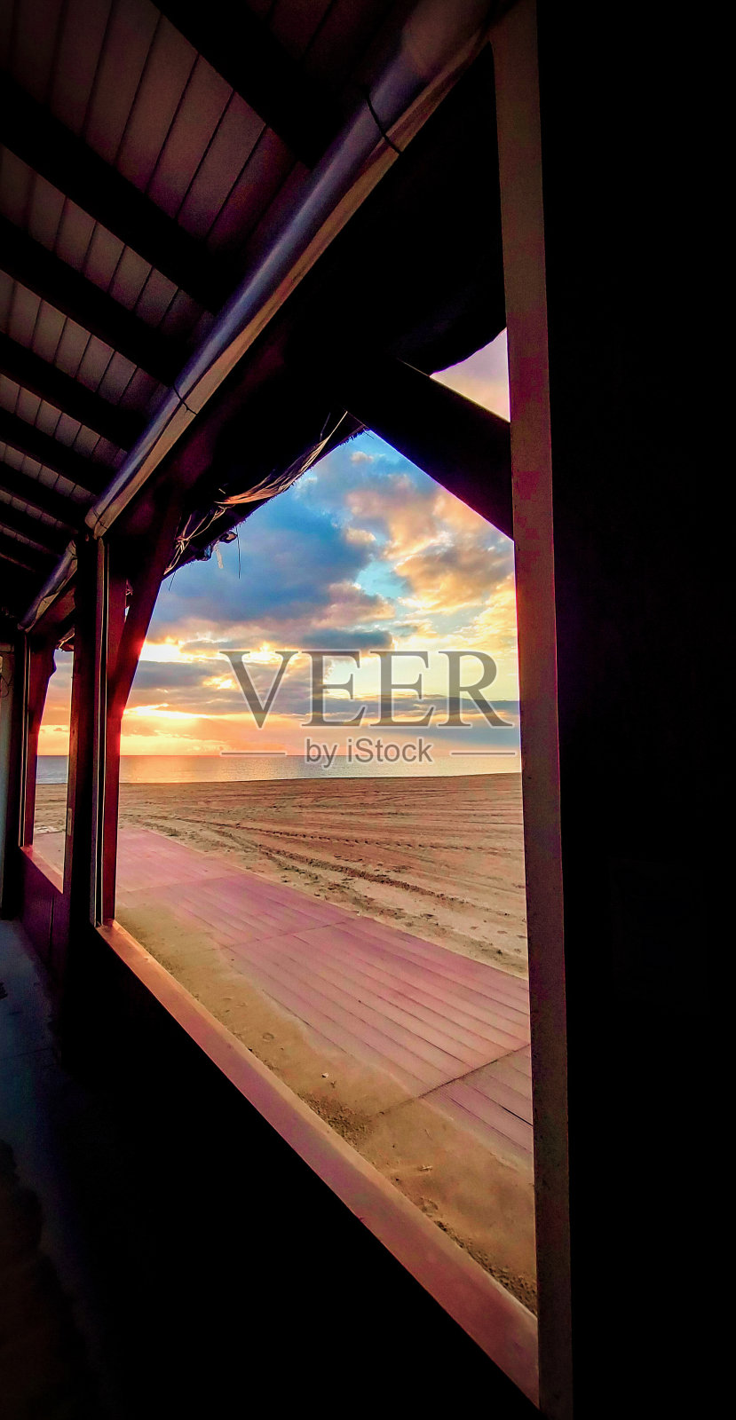 海滩上的日出照片摄影图片