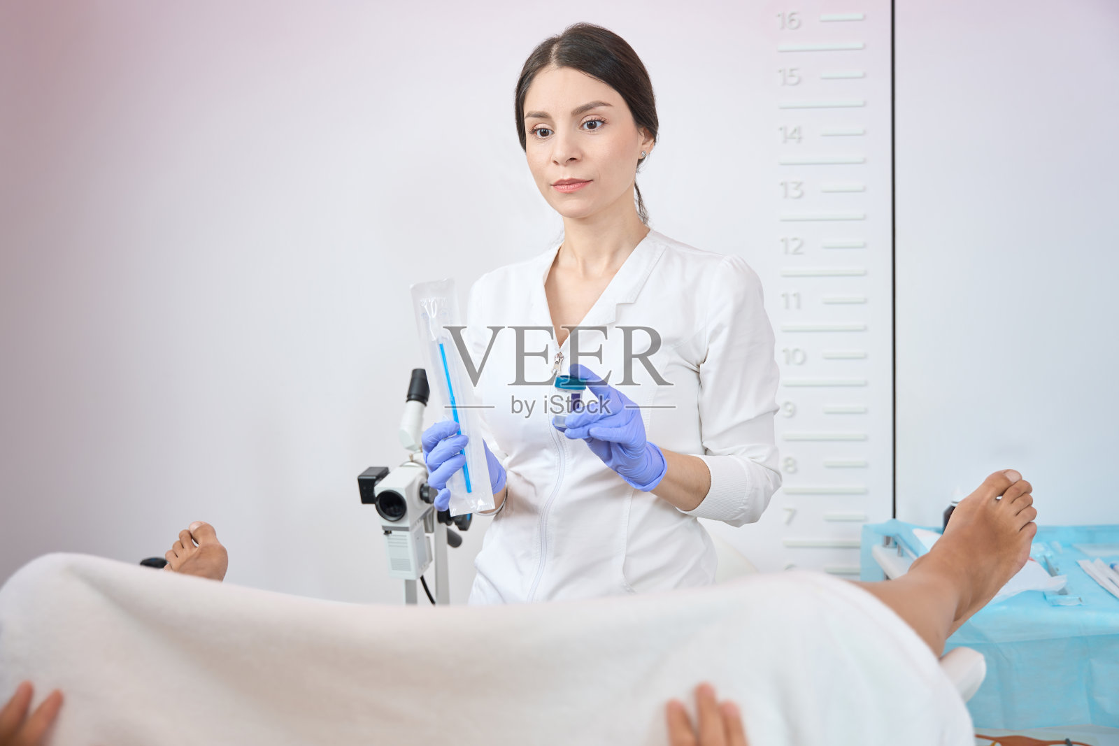 一位妇科医生手里拿着一套分析仪器照片摄影图片