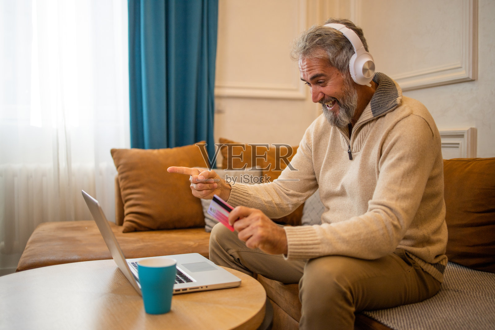 男人用她的信用卡在网上购物照片摄影图片