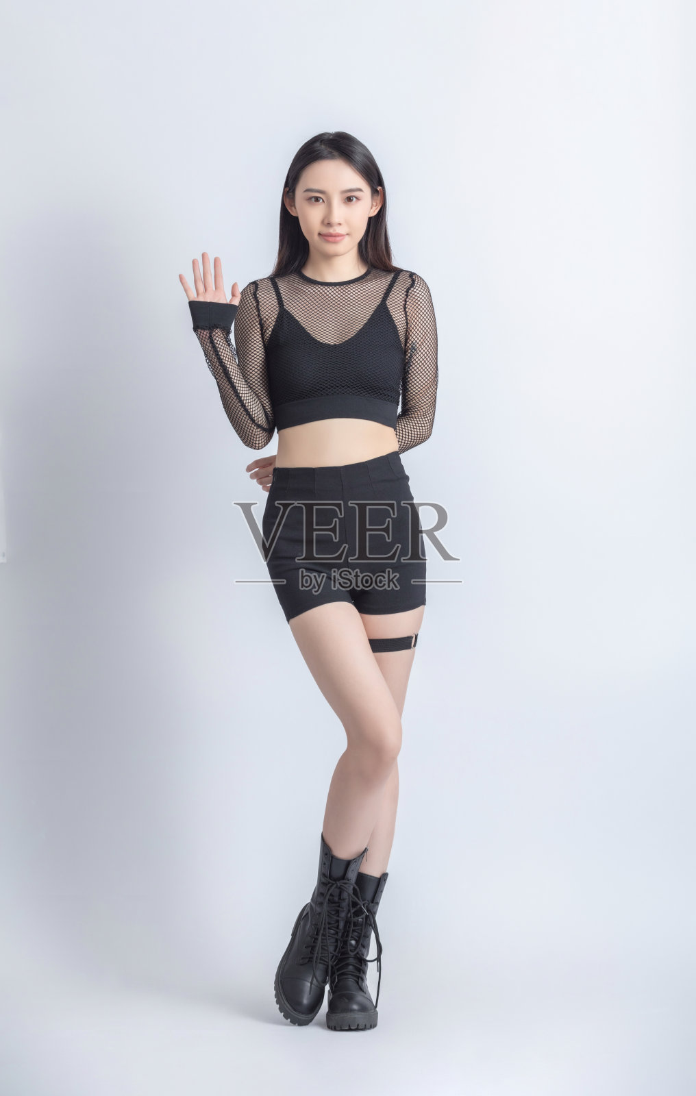 美丽的女模特在时装工作室摆姿势照片摄影图片