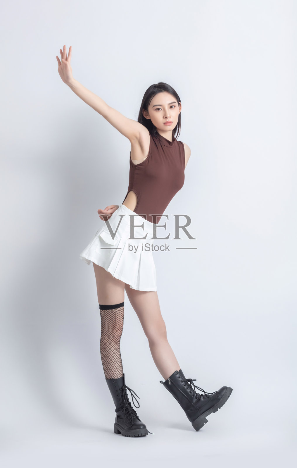 美丽的女模特在时装工作室摆姿势照片摄影图片