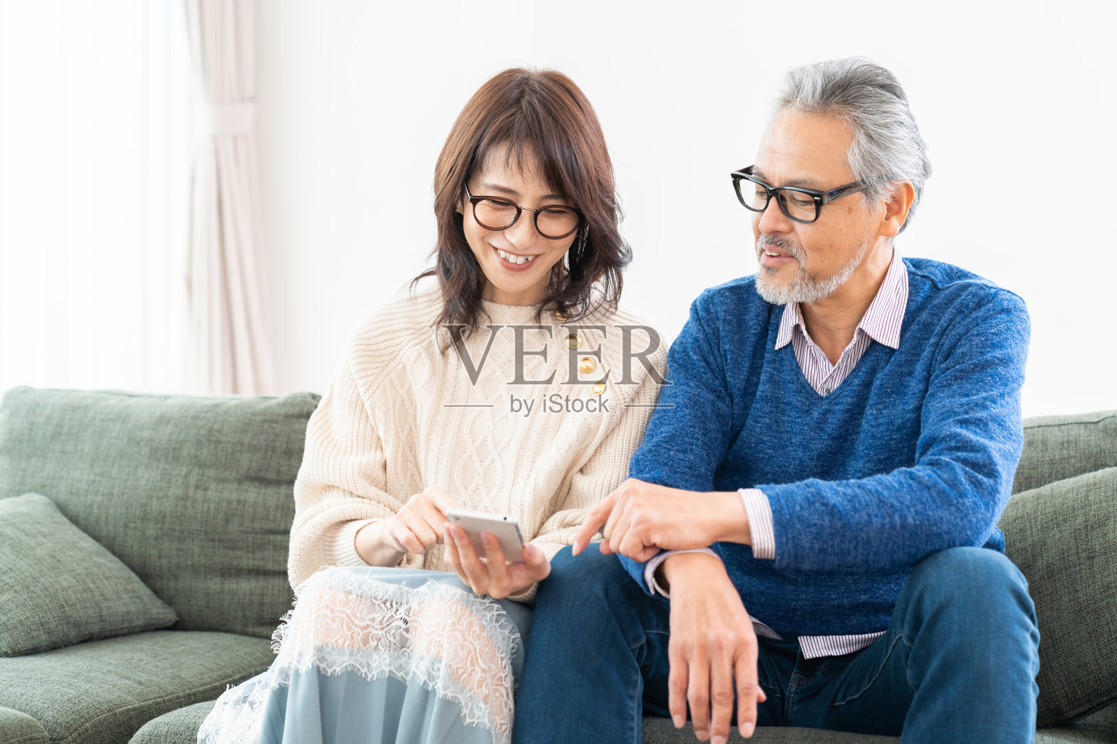 老年夫妇使用智能手机照片摄影图片