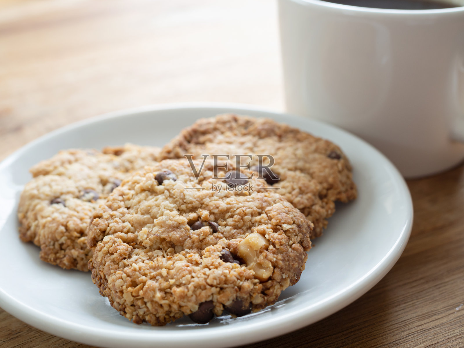 巧克力片核桃燕麦饼干和咖啡杯照片摄影图片