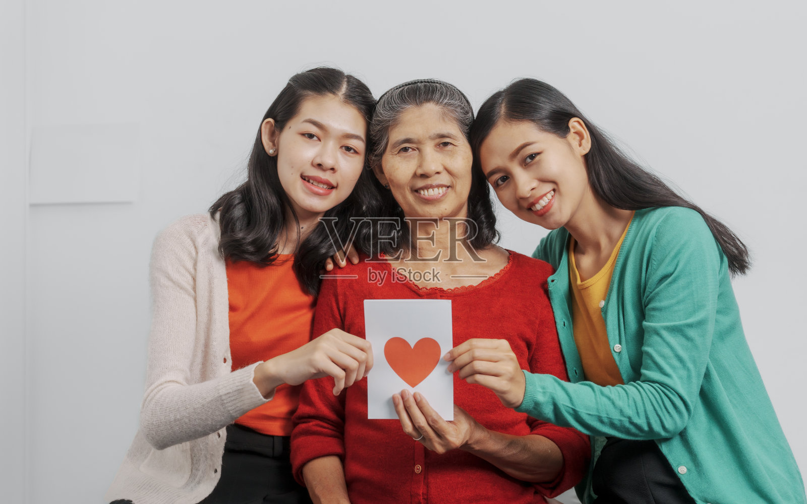 母亲节，女人的生日纪念日，年长成熟的亚洲千禧一代的祖母带着女女儿只有女人三人双胞胎姐姐和妹妹，真正的家庭人。照片摄影图片