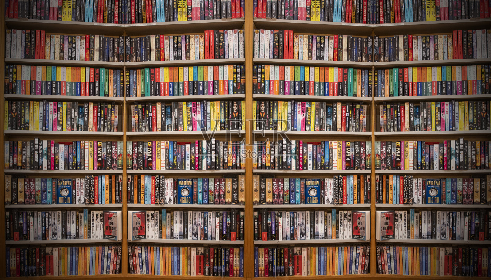 图书馆书架上作为教育背景的书照片摄影图片