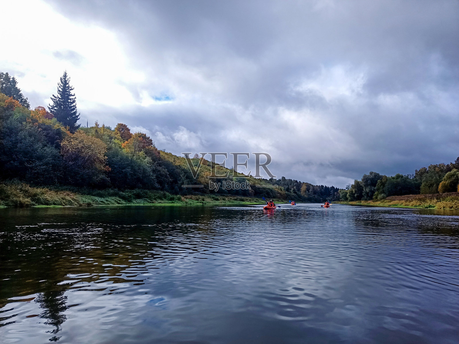 在平静的河流上乘坐橡皮艇漂流照片摄影图片