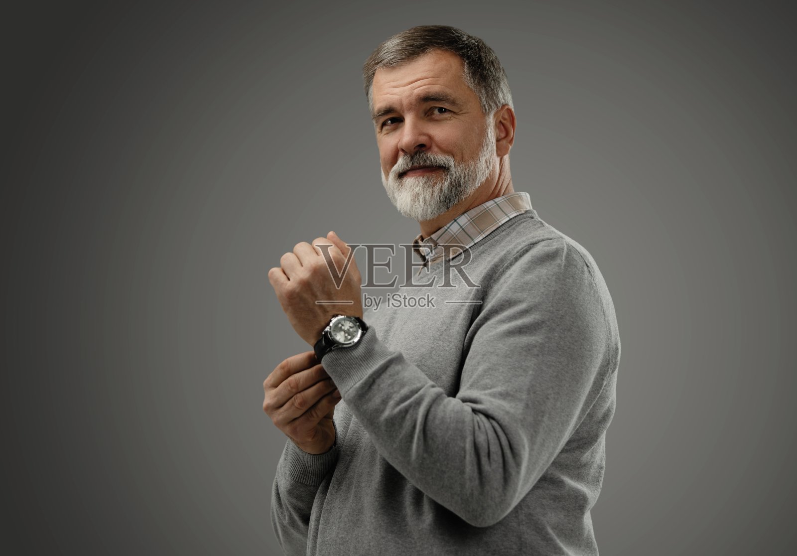 快乐随意的成熟男人微笑的肖像，白发老人，孤立在深灰色的背景照片摄影图片