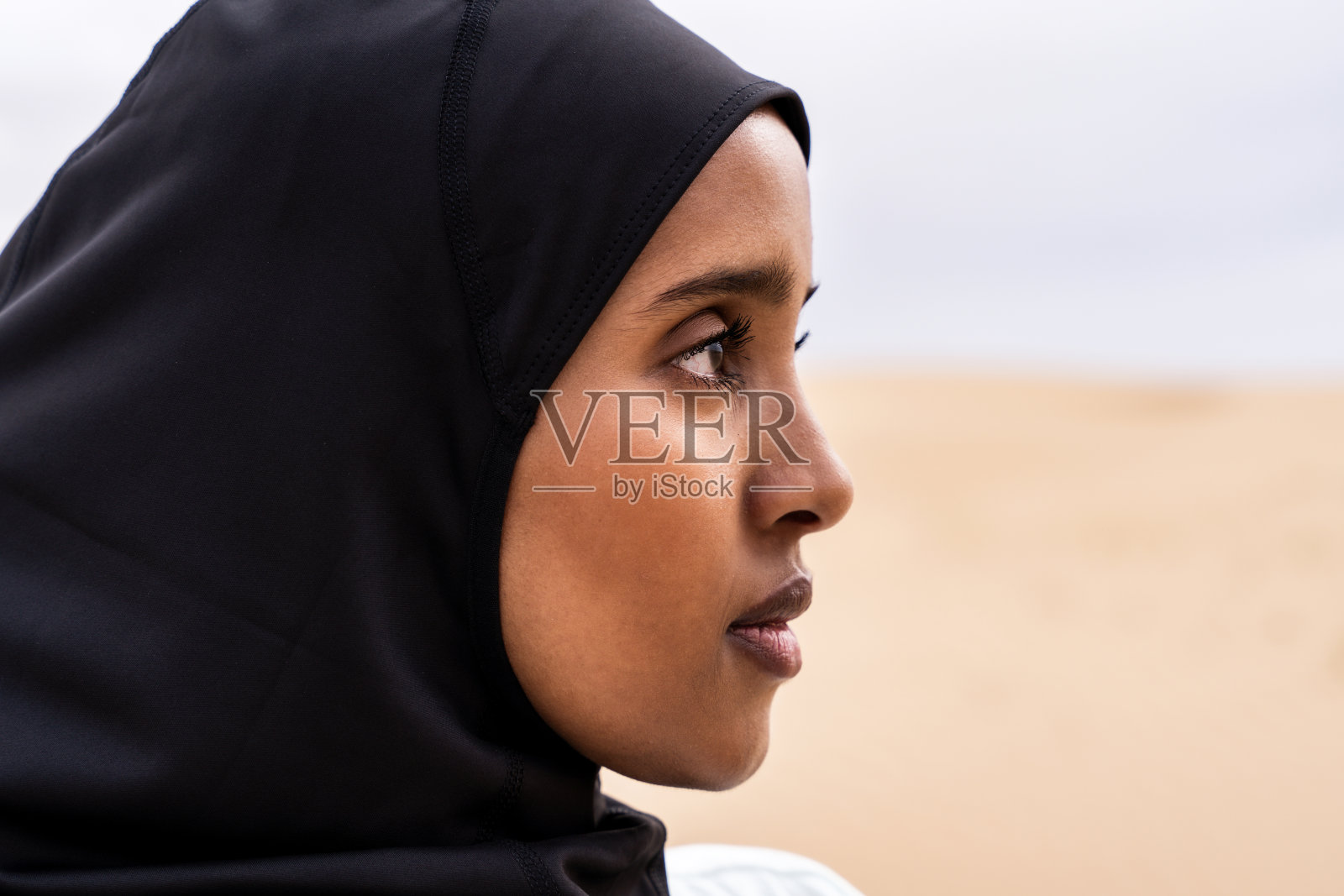 美丽的阿拉伯运动妇女戴着头巾在户外训练照片摄影图片