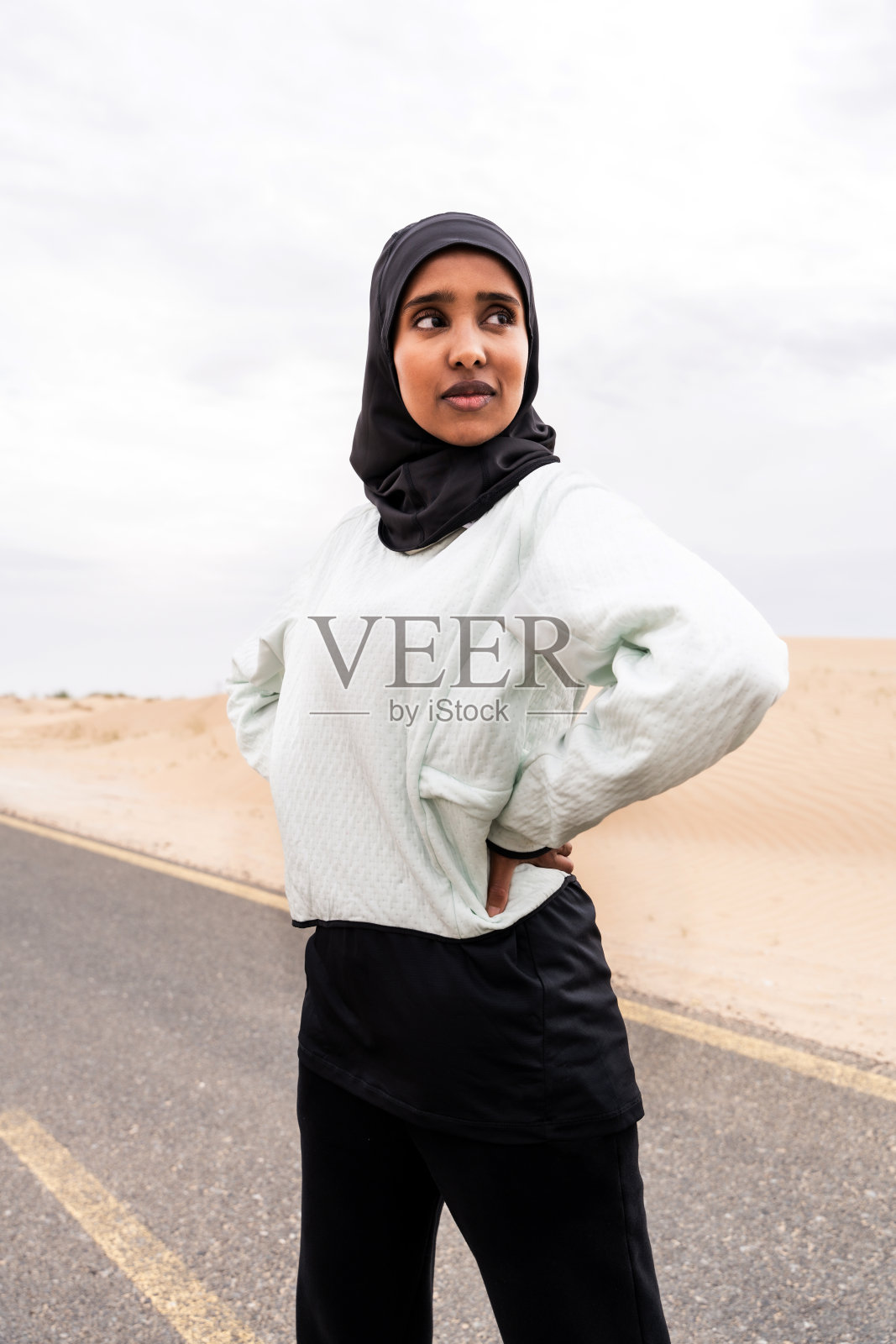 美丽的阿拉伯运动妇女戴着头巾在户外训练照片摄影图片