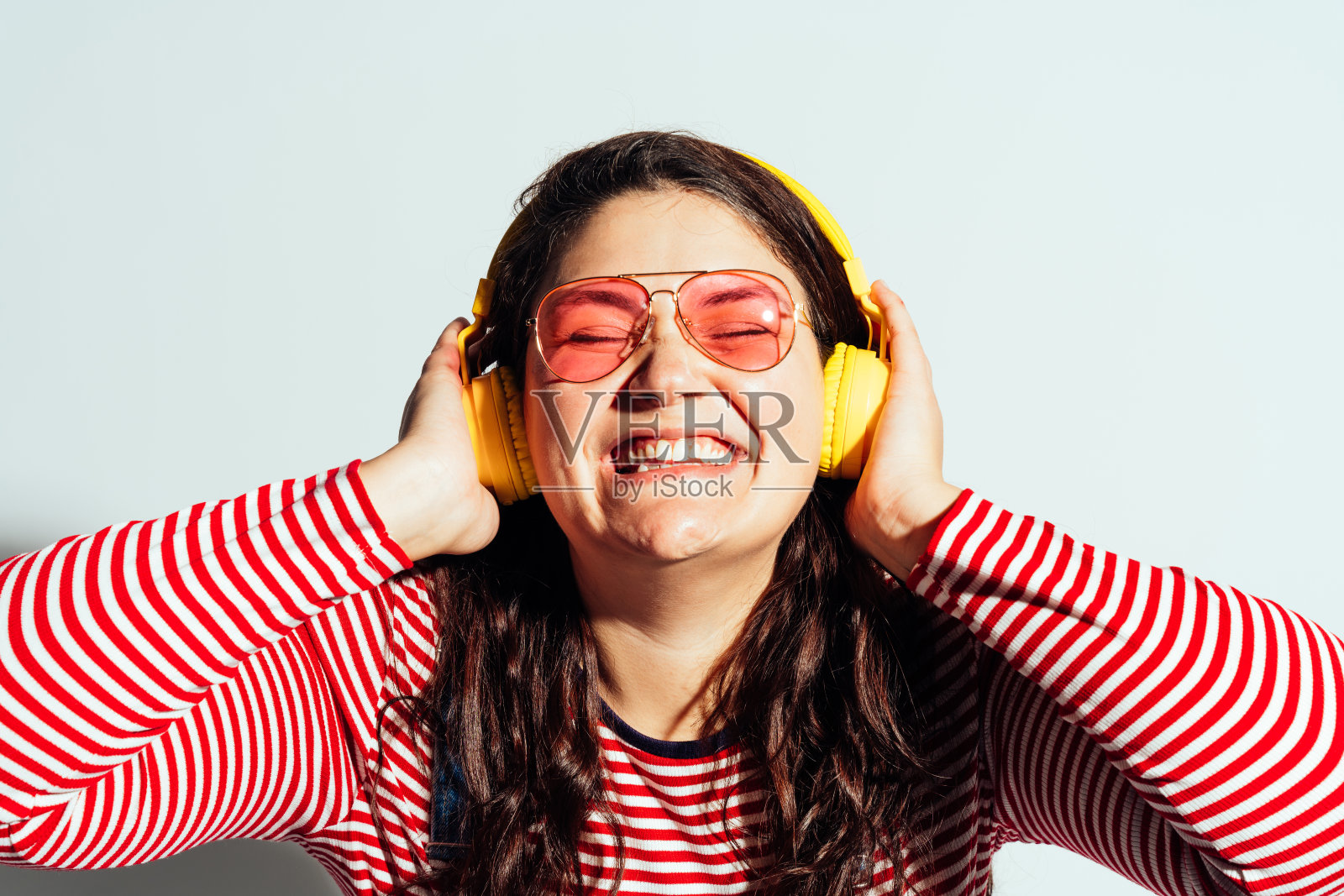 大码女模特在工作室摆姿势，玩得很开心。照片摄影图片