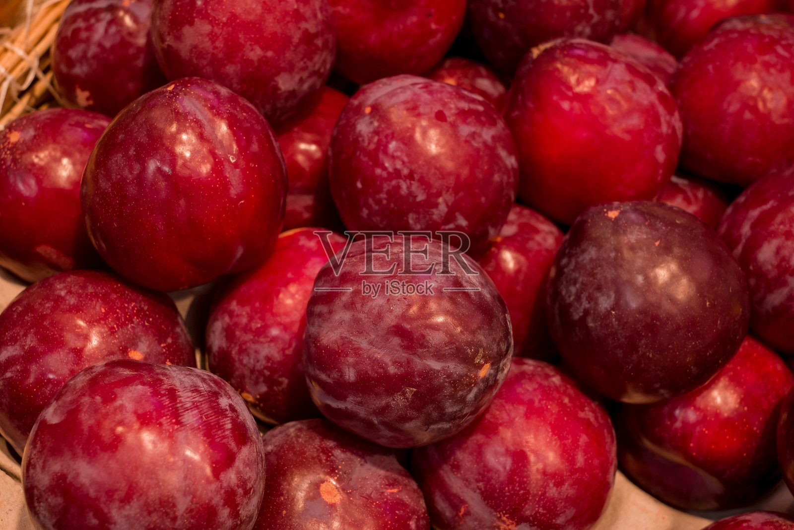 市场上的李子水果为背景照片摄影图片