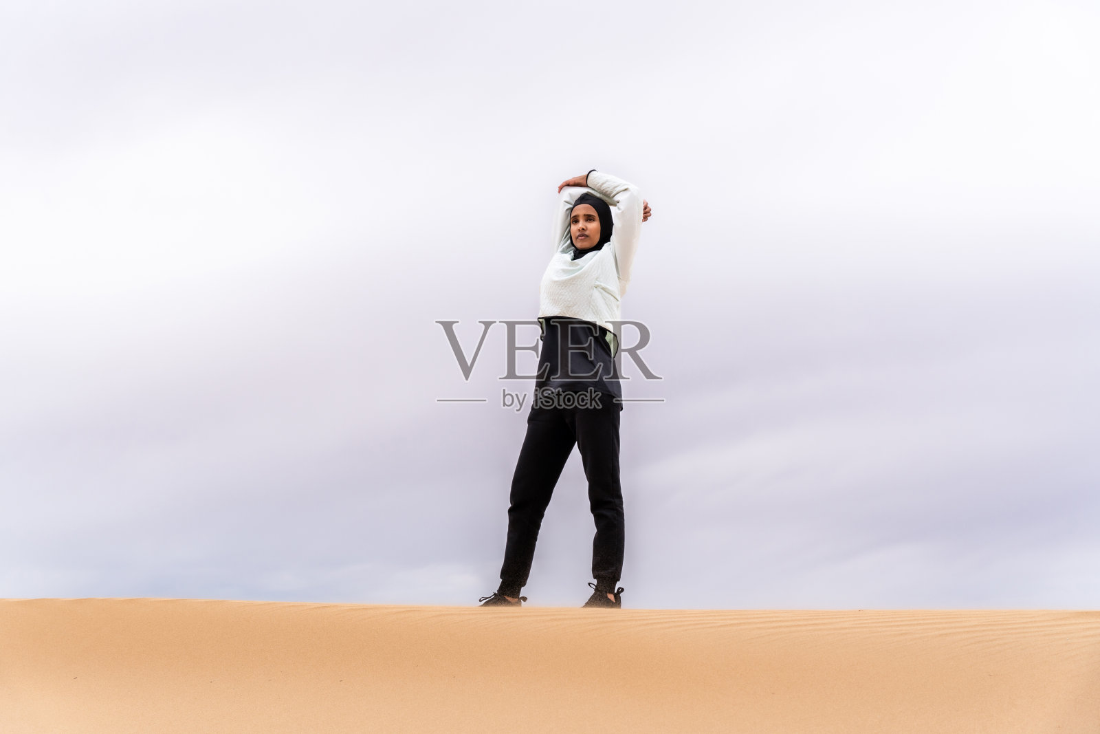 美丽的阿拉伯运动妇女戴着头巾在户外训练照片摄影图片