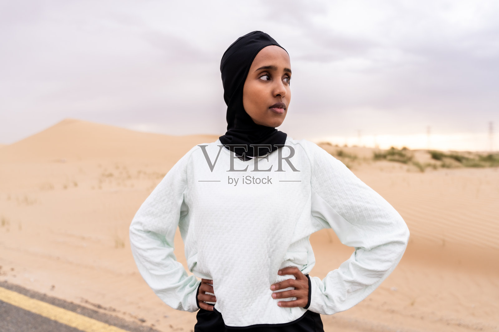 美丽的阿拉伯运动妇女戴着头巾在户外训练照片摄影图片