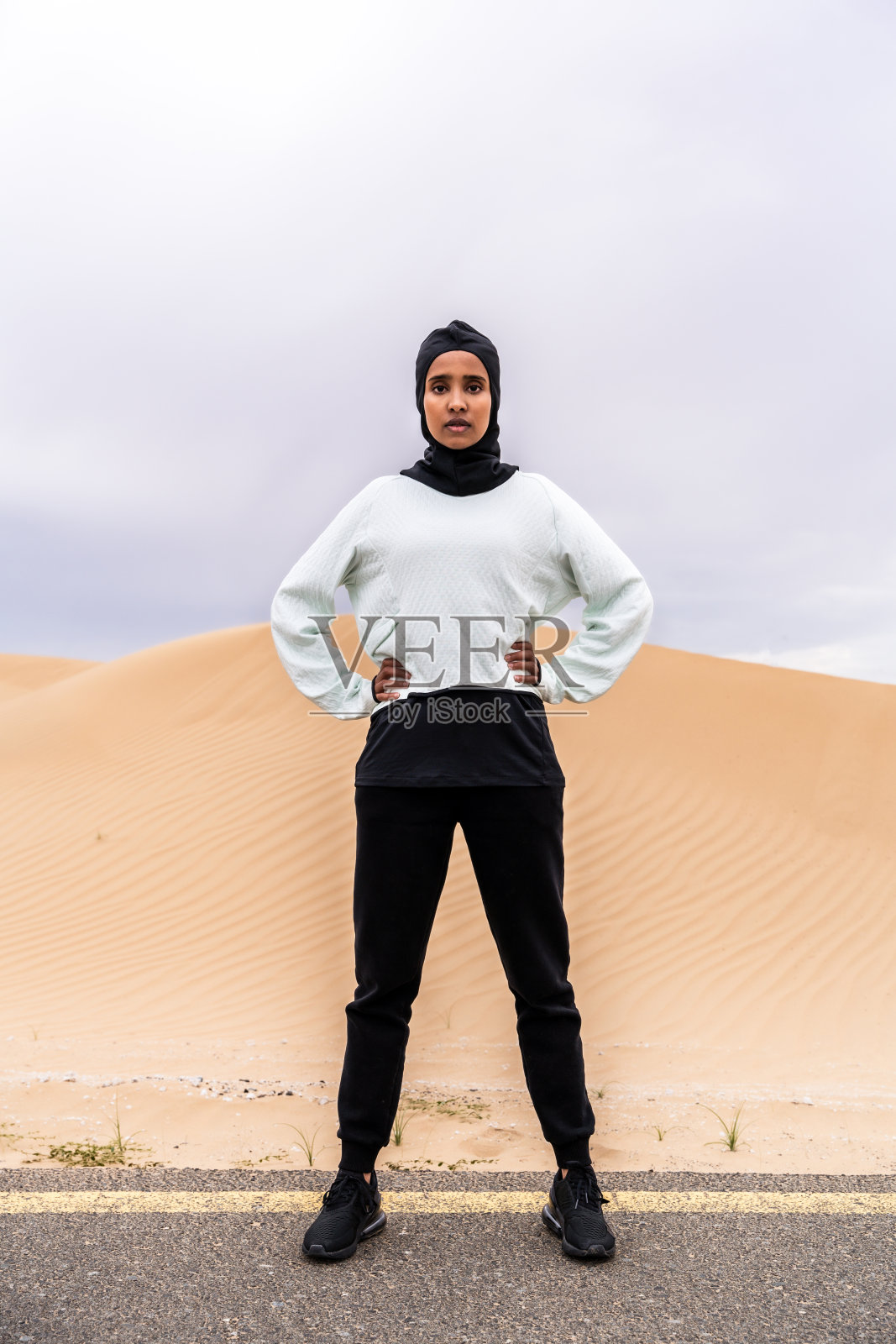 美丽的阿拉伯运动妇女戴着头巾在户外训练照片摄影图片