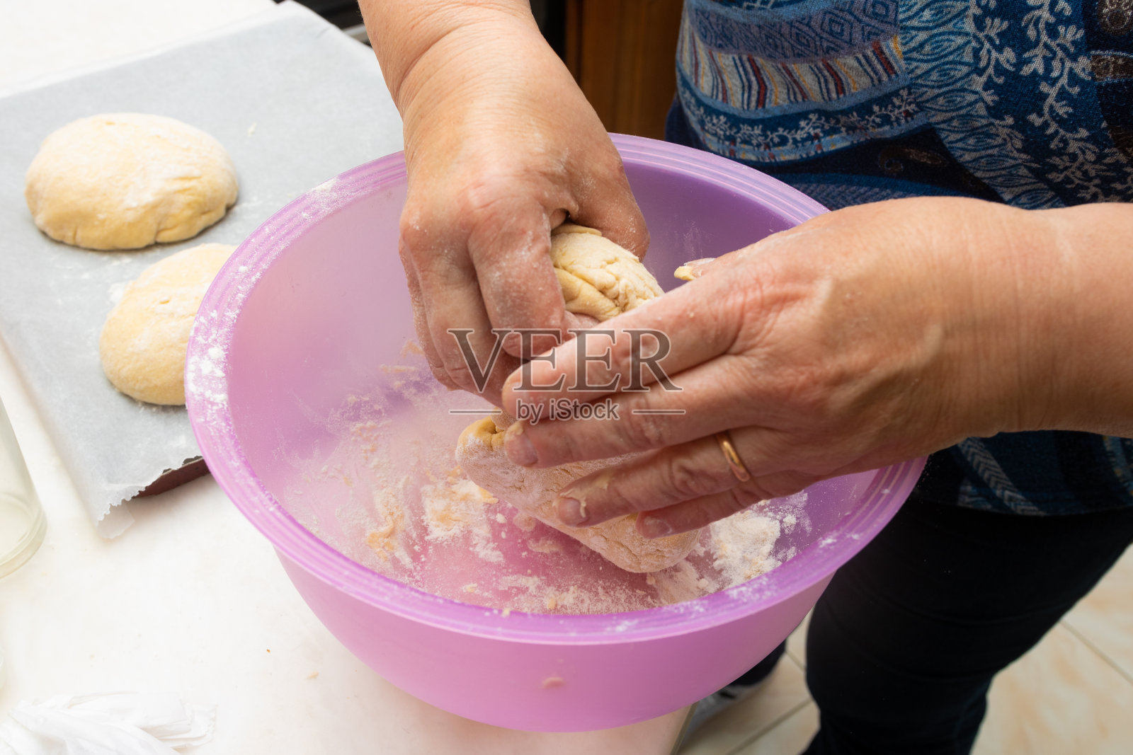 妇女的手准备和成型的糕点面团照片摄影图片