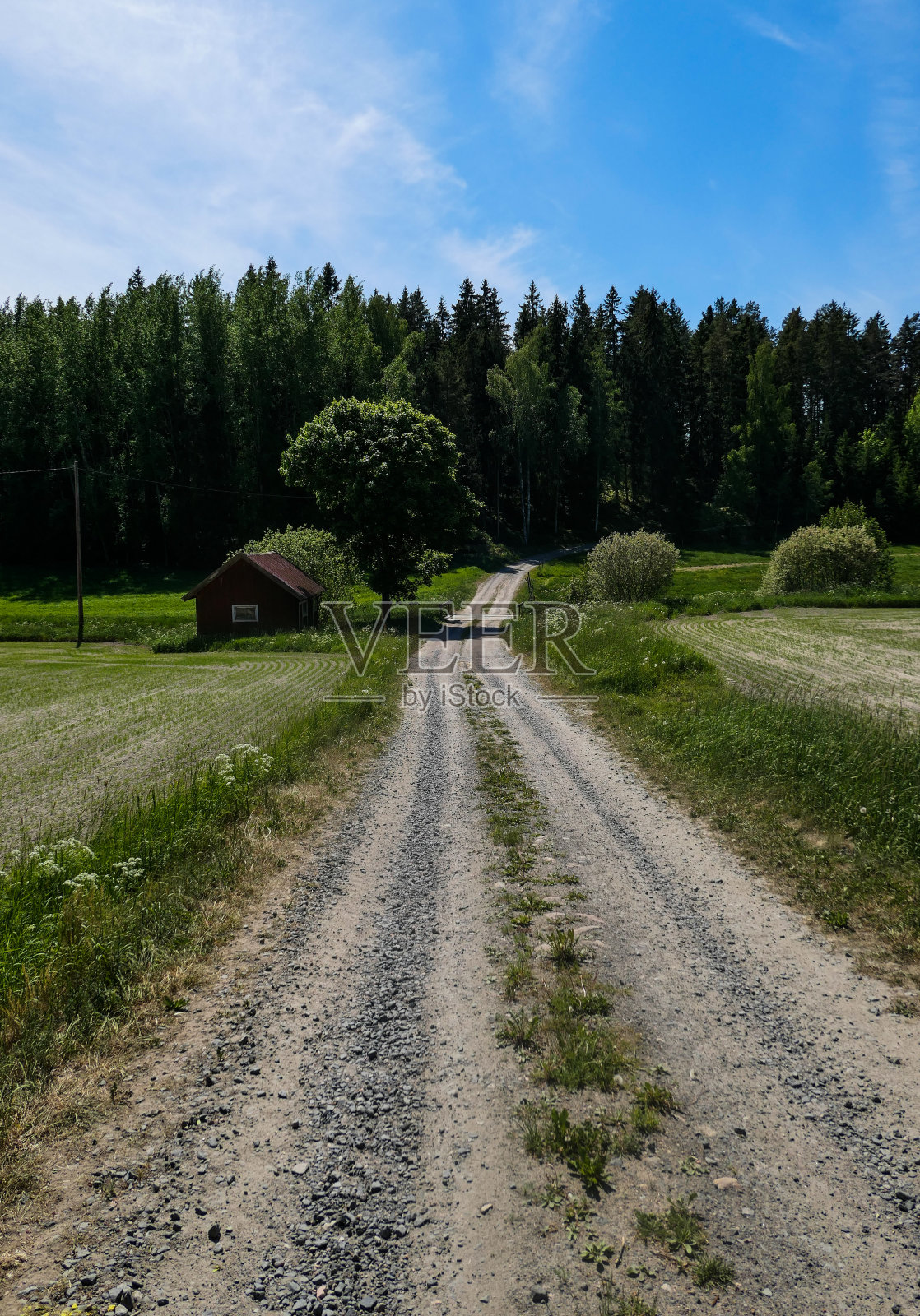 空旷的乡间小路映着天空照片摄影图片
