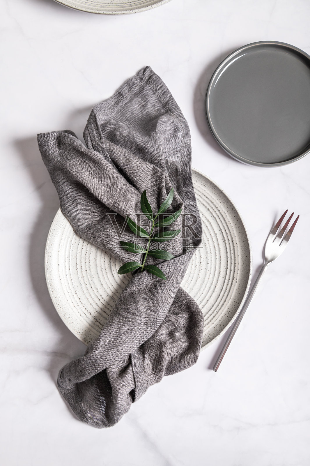 时尚的灰色陶瓷盘照片摄影图片