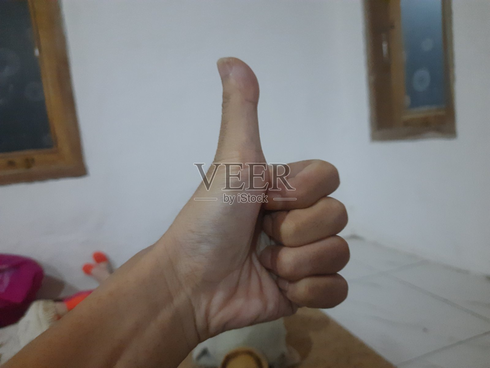 亚洲人竖起大拇指。不管发生什么，一切都会好起来的。照片摄影图片