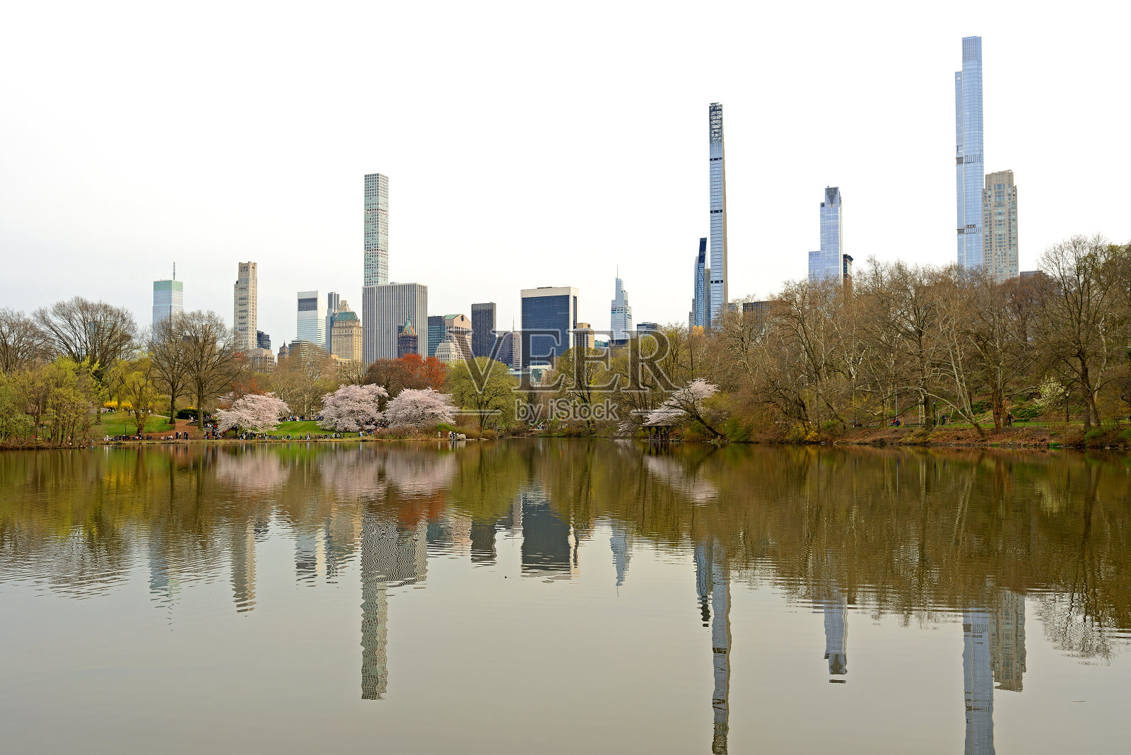 春天，中央公园的龟池和曼哈顿的摩天大楼。纽约市照片摄影图片