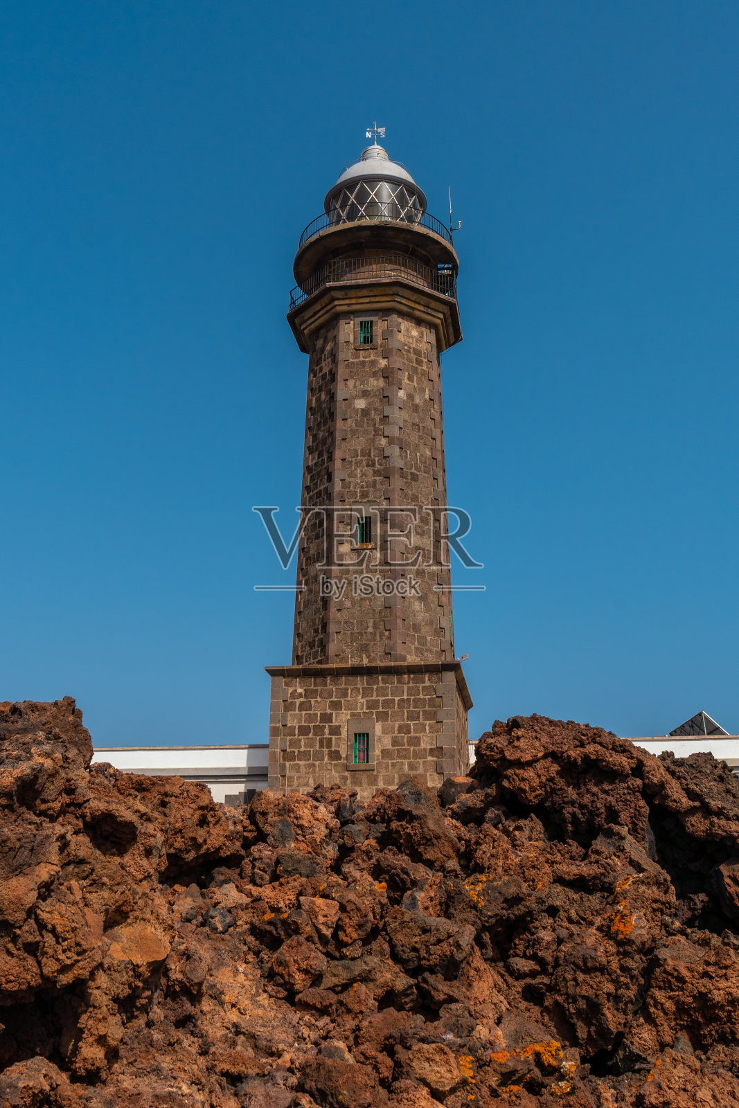 耶罗岛西南海岸美丽的奥尔奇拉灯塔上的火山石。加那利群岛照片摄影图片
