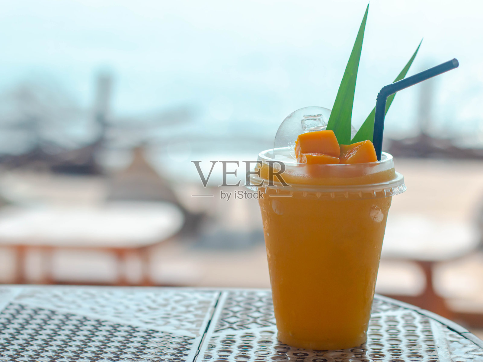 高角度拍摄的沙滩与太阳躺椅和黄色照片摄影图片