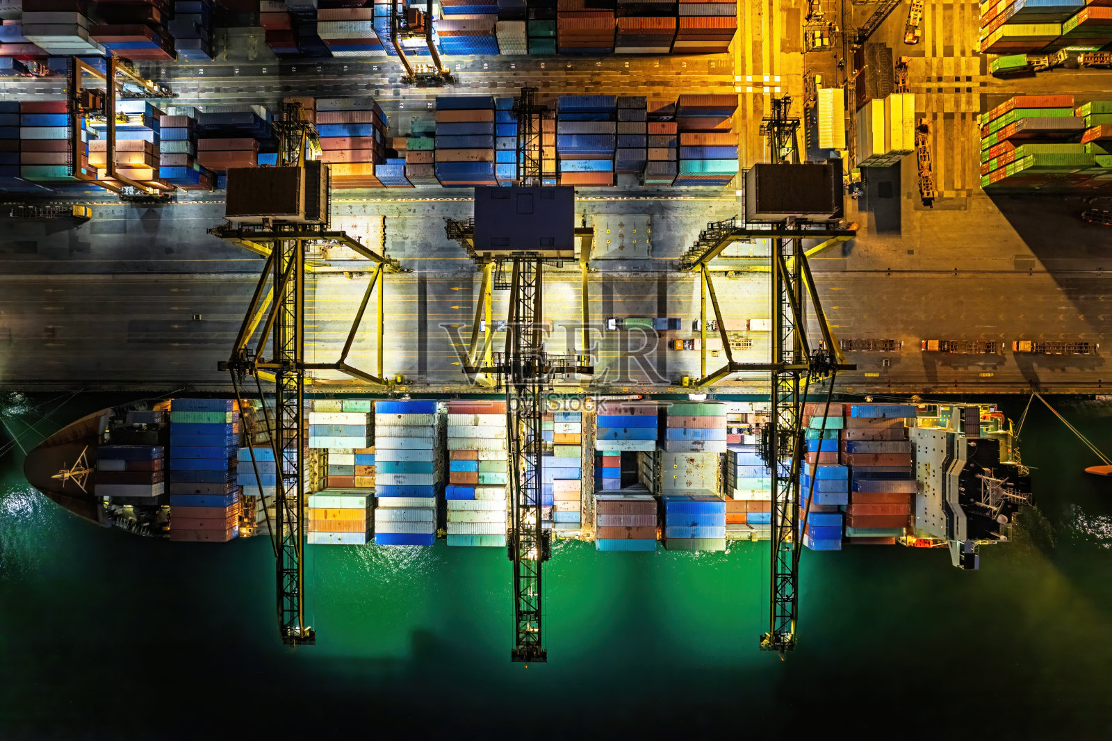 商业物流远海集装箱船进出口货物运输鸟瞰图，集装箱装载货物货船。照片摄影图片