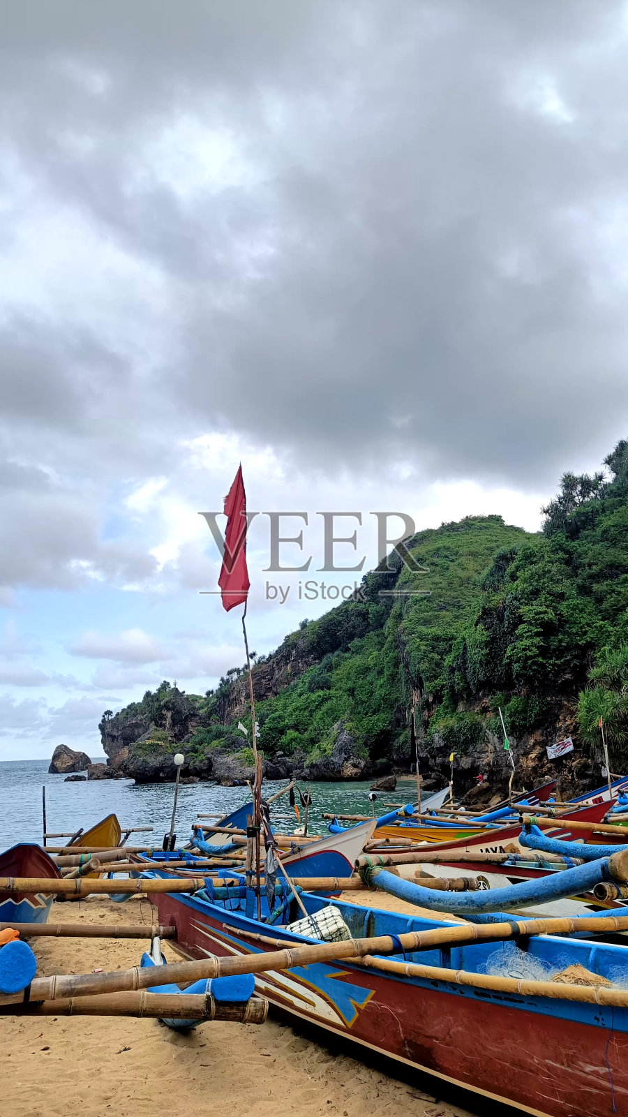 美丽的海滩上停着渔船照片摄影图片