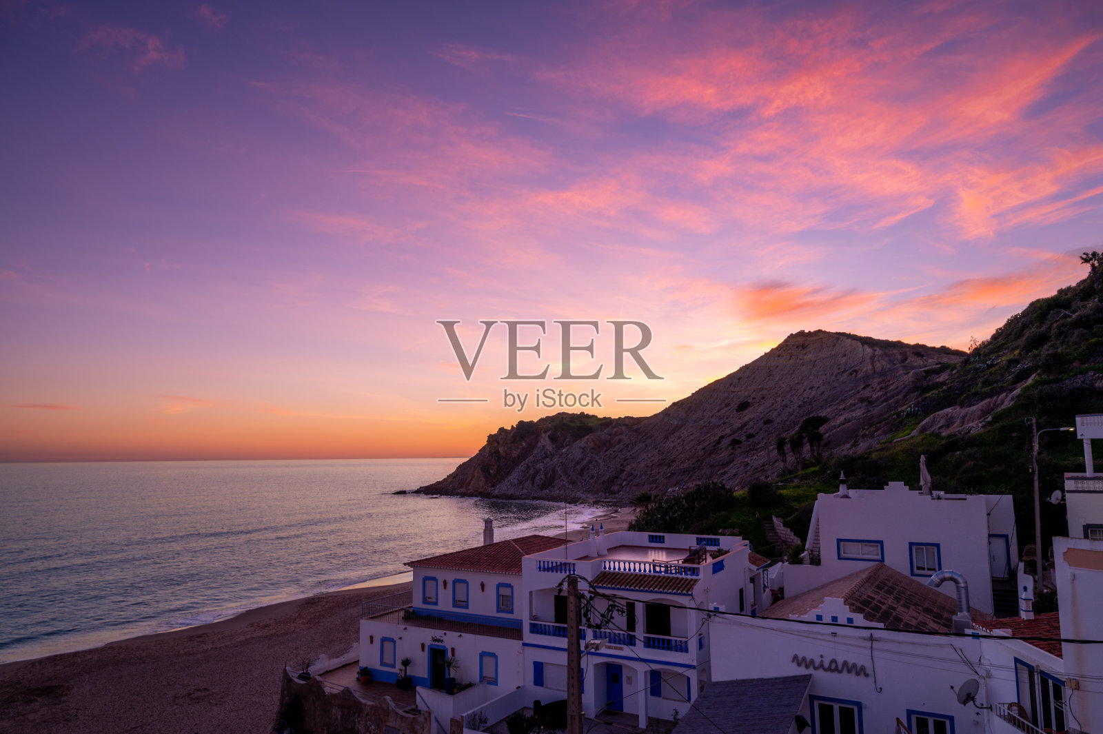 葡萄牙阿尔加维布尔高海滩的日落美景。照片摄影图片