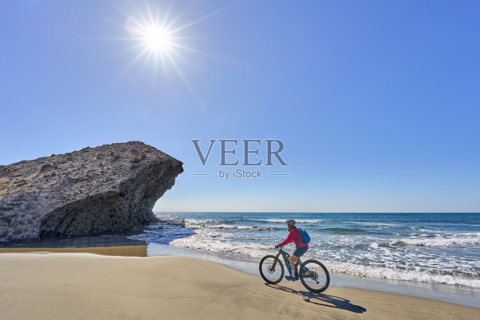 在西班牙安达卢西亚的加塔角骑自行车的女子照片摄影图片