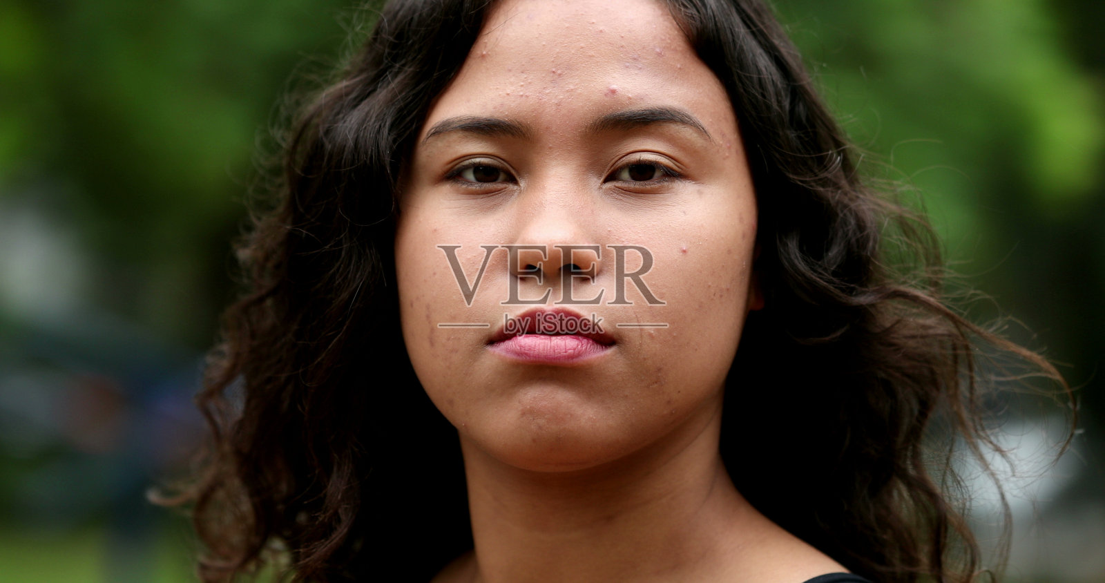 自信的拉丁裔西班牙女孩走向镜头，举起拳头，表示力量和力量照片摄影图片