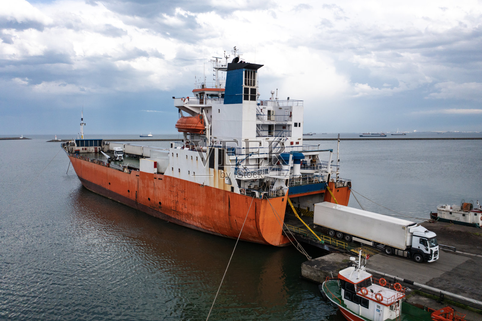 航运和卡车运输-滚装运输(滚上/滚下)。鸟瞰图。照片摄影图片