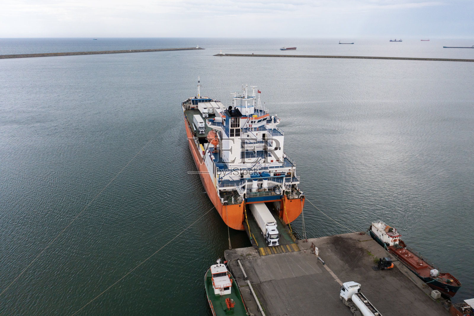 航运和卡车运输-滚装运输(滚上/滚下)。鸟瞰图。照片摄影图片