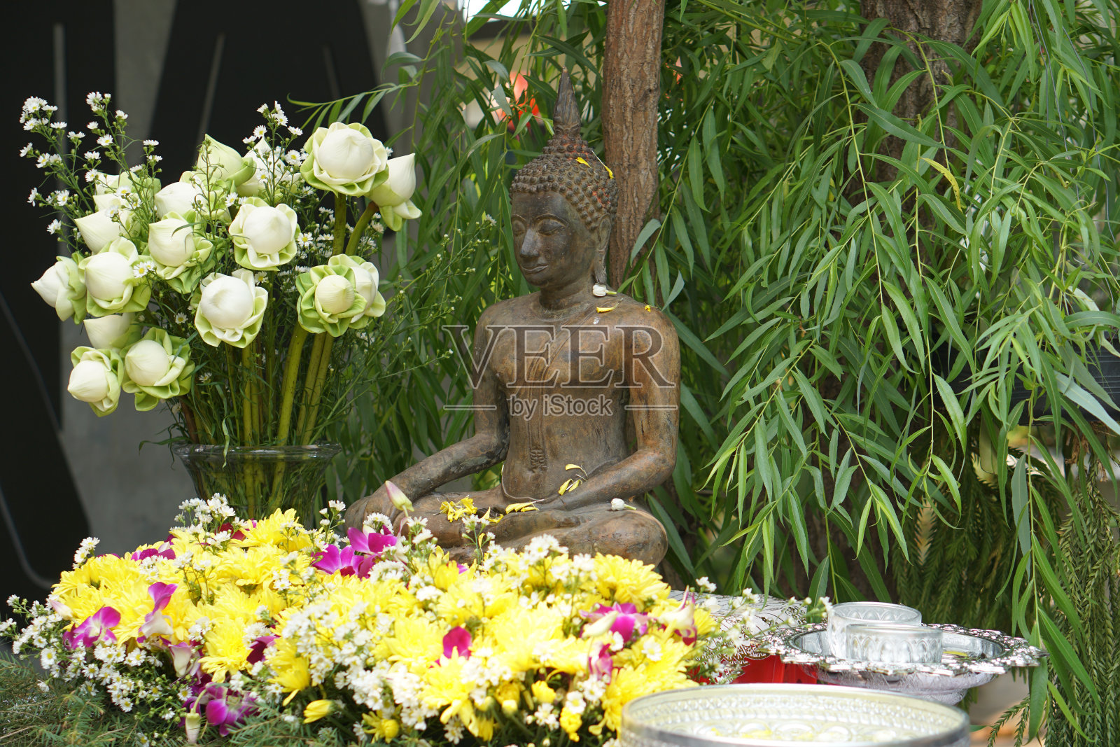 泼水节祈福的佛像照片摄影图片