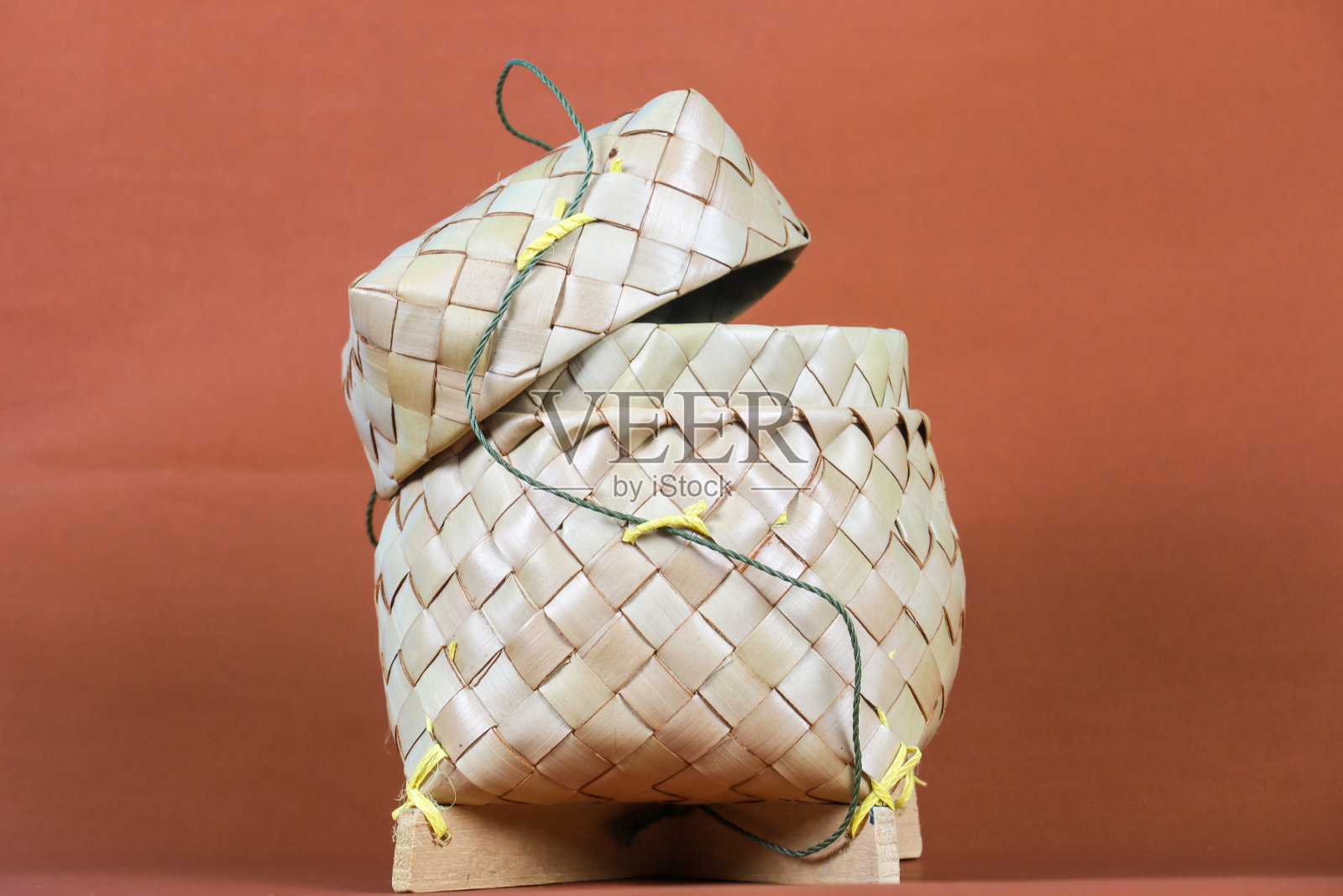 糯米饭篮，置于木桌上，留有复制空间照片摄影图片