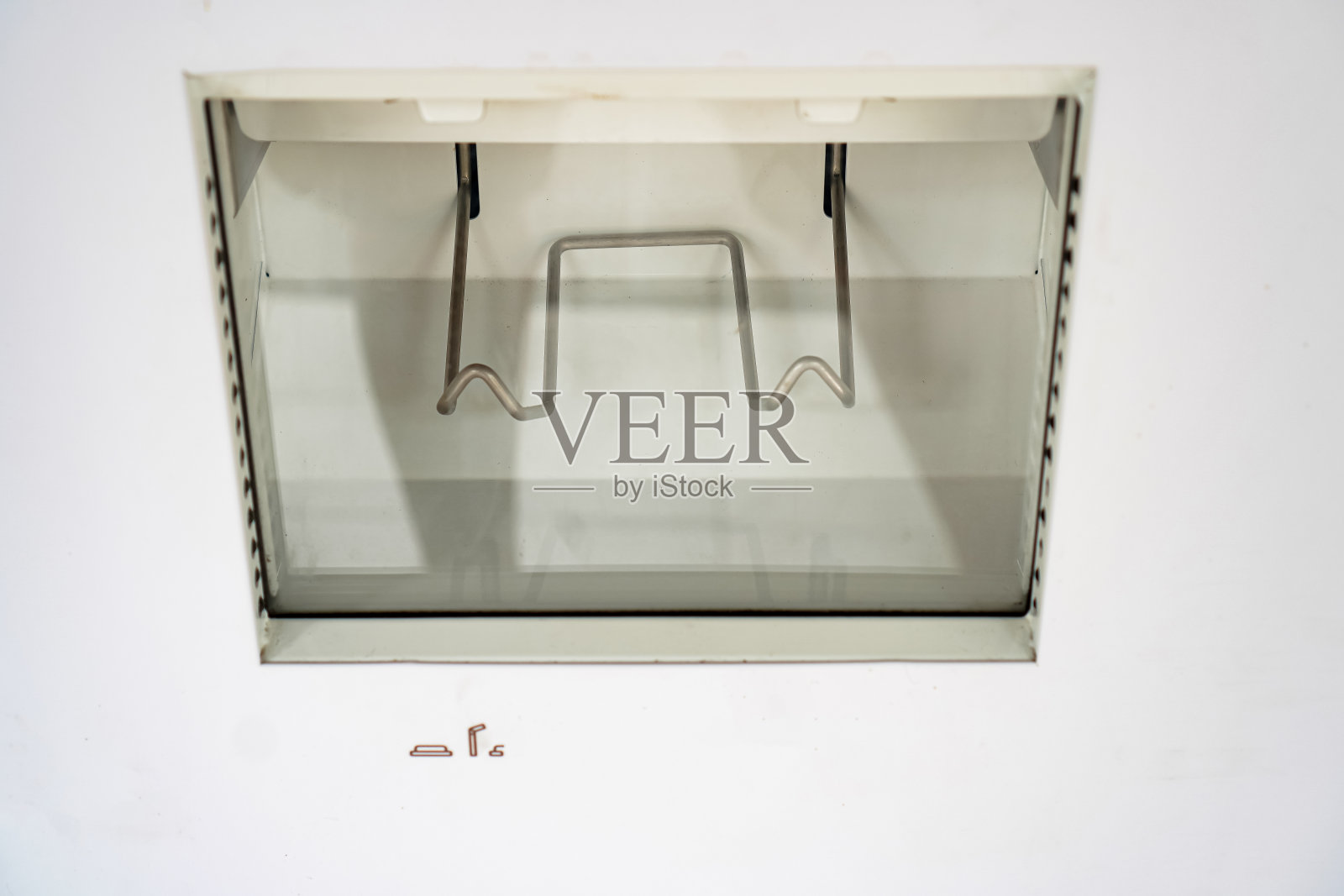 图为一个隔间，用来接收自动售货机的饮料杯盖和吸管。照片摄影图片