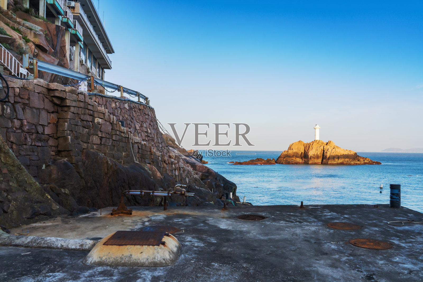 中国浙江省东济岛上的港口、码头、灯塔和海景照片摄影图片