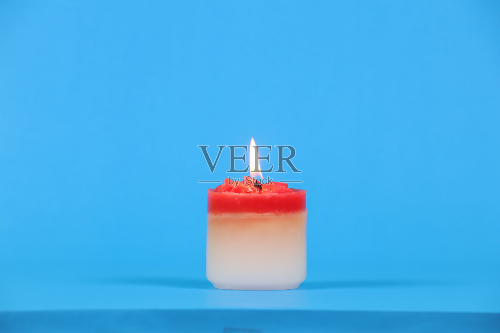 蜡烛
粘贴在蓝色背景上，为设计留有复制空间。照片摄影图片