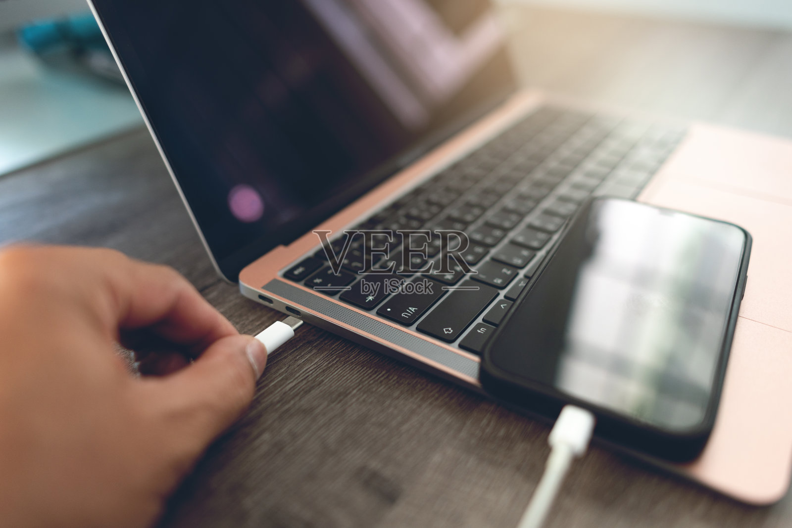 将智能手机和笔记本电脑连接起来照片摄影图片