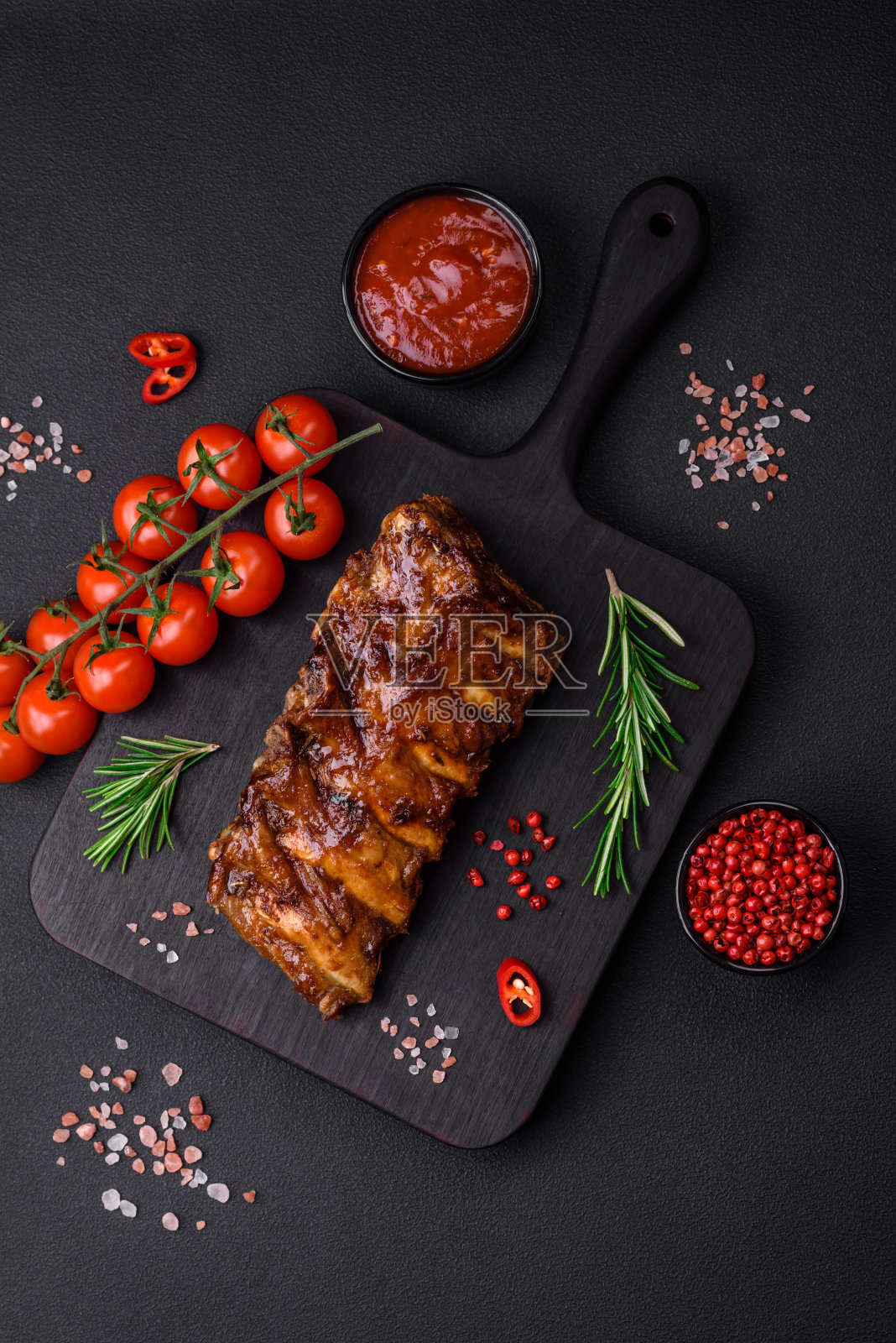 美味的烤排骨配上酱料、香料和香草照片摄影图片