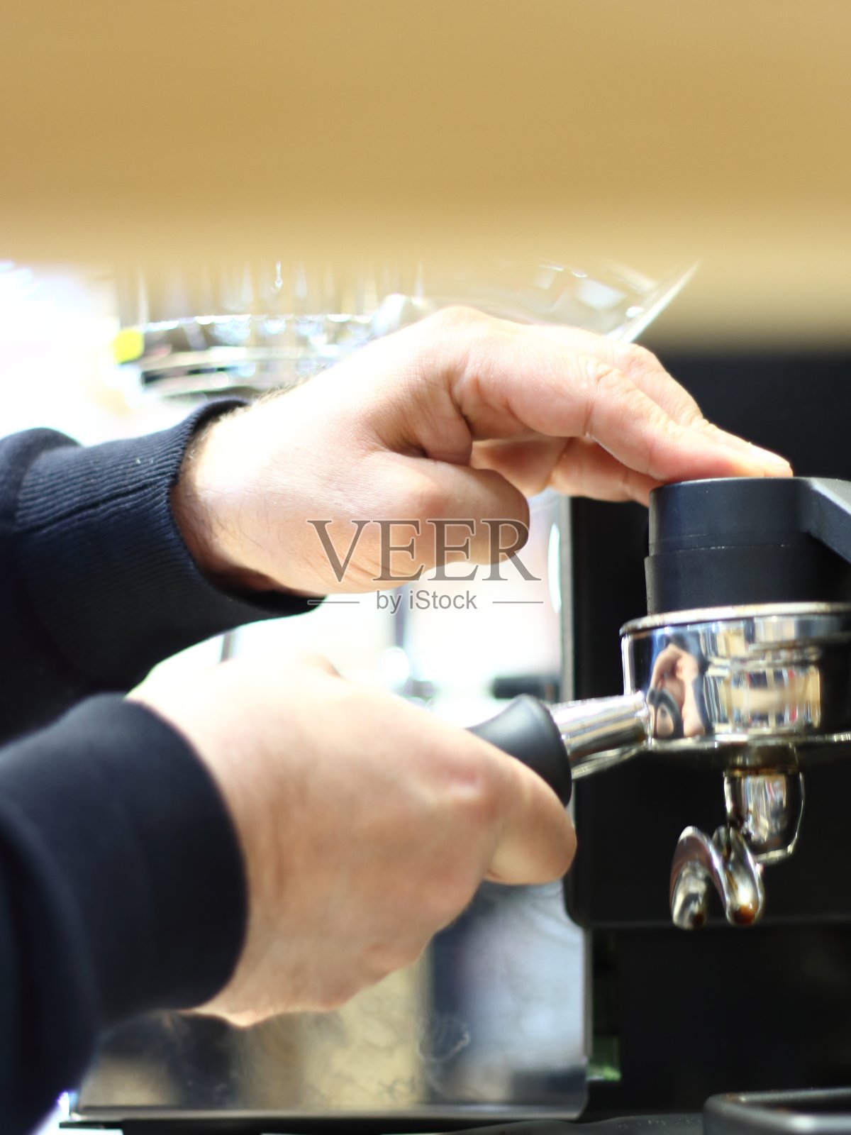 完美的咖啡。行动起来，咖啡。亲密的时刻。照片摄影图片