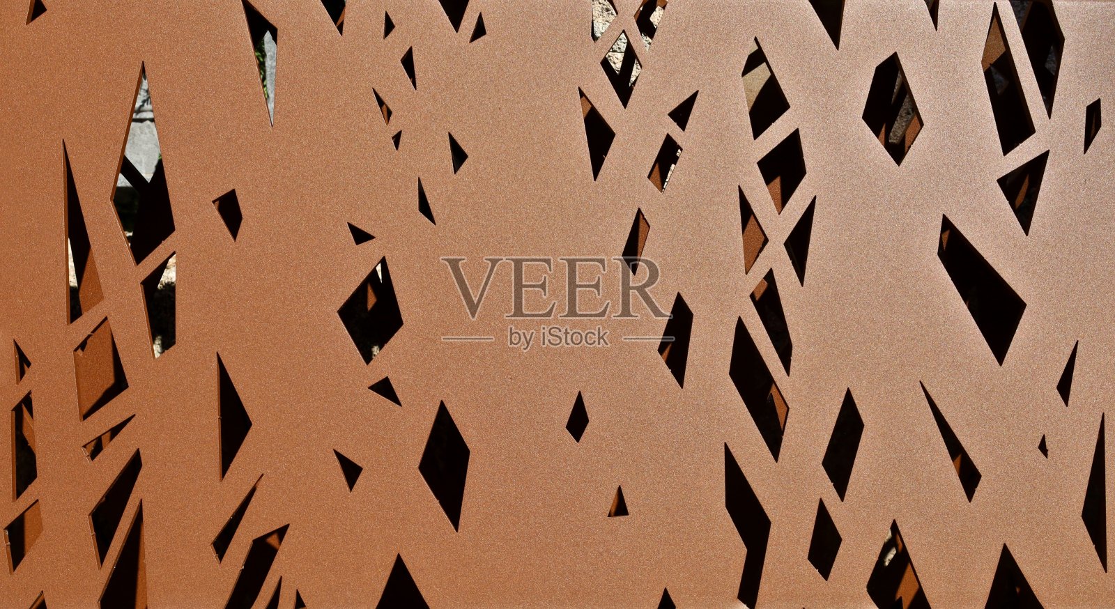 现代生锈的钢板上装饰着许多不同的几何形状。照片摄影图片