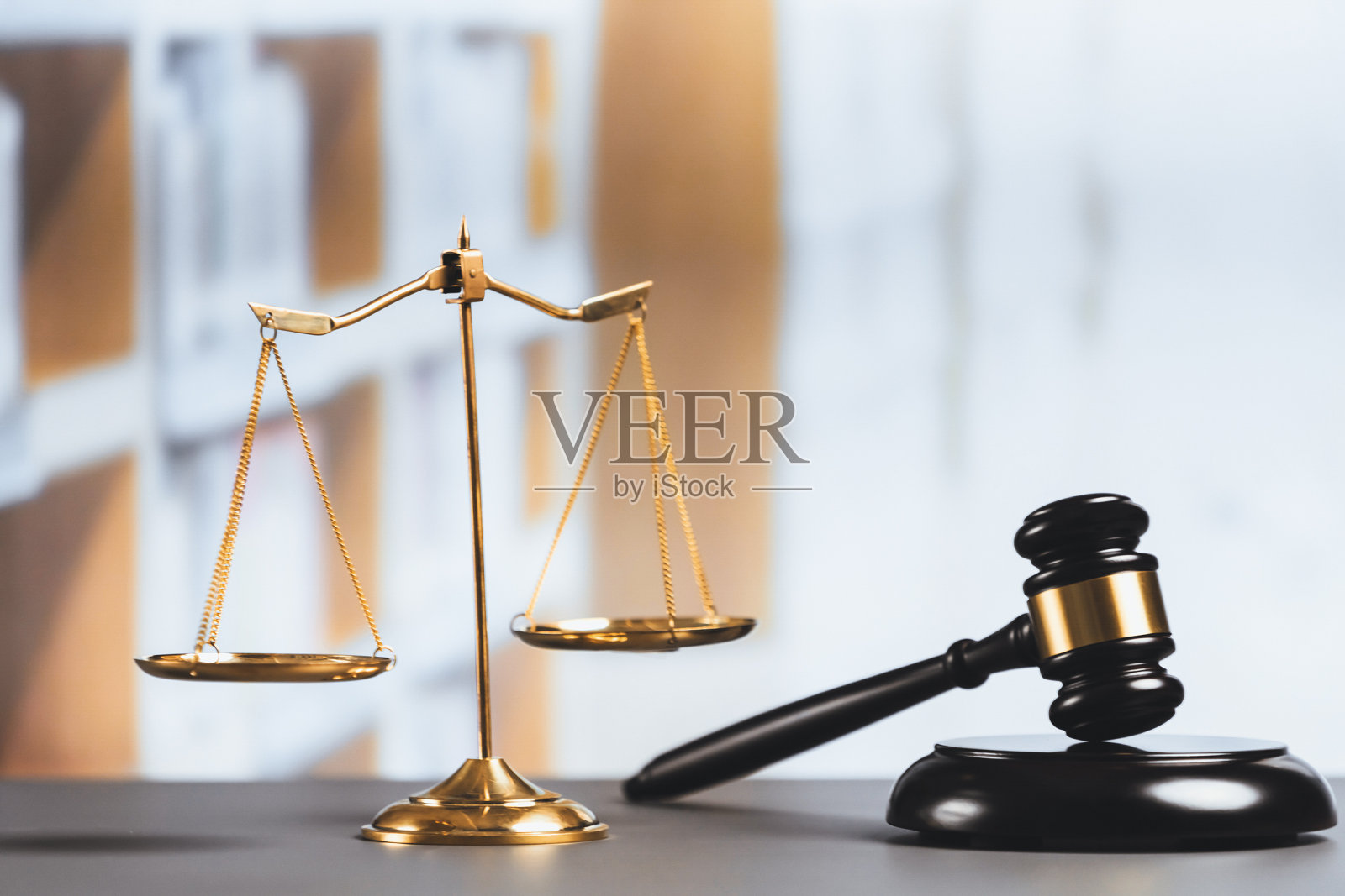 法院图书馆背景中正义的象征。上,照片摄影图片