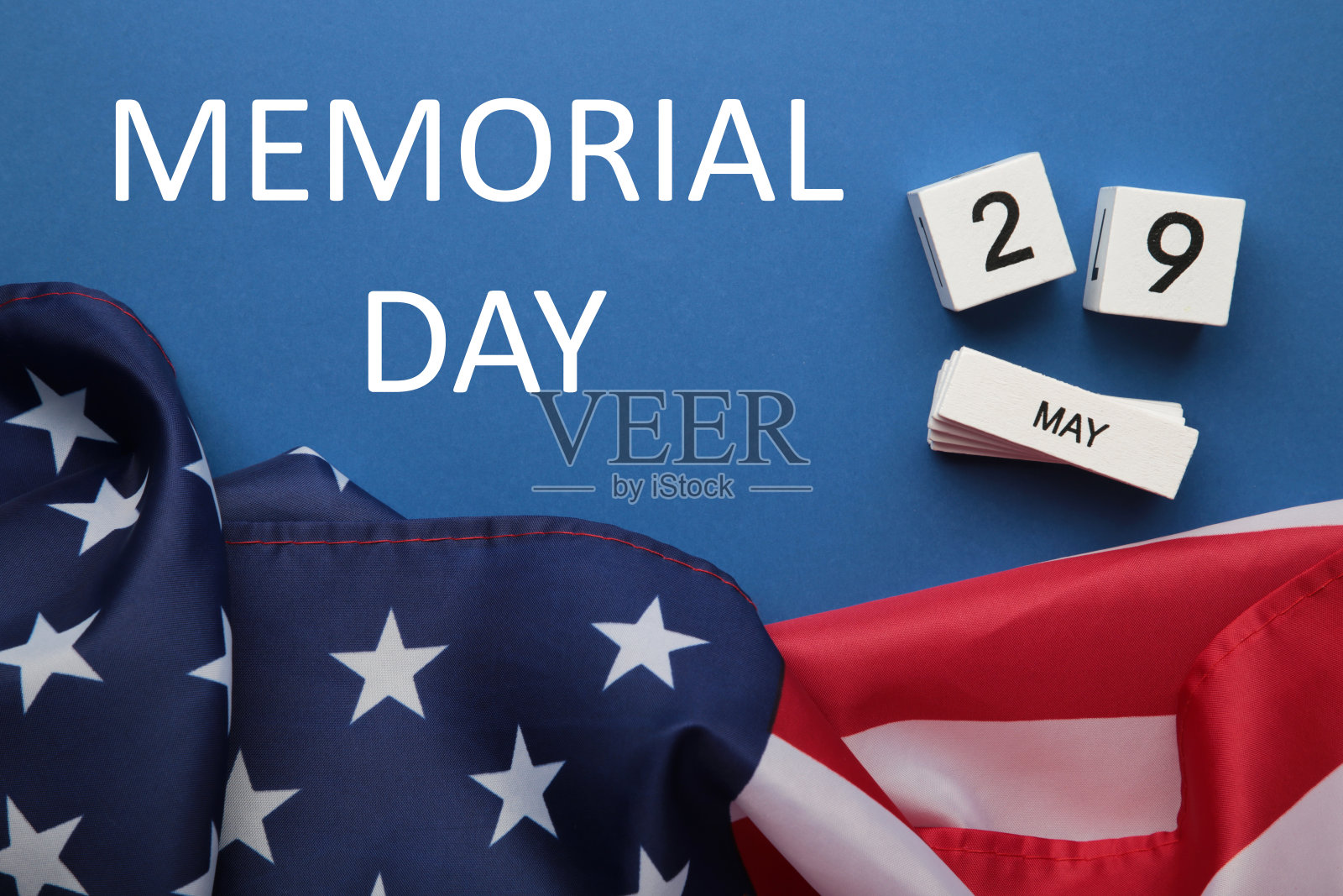 5月29日阵亡将士纪念日的立方体日历，深蓝色背景上有美国国旗照片摄影图片