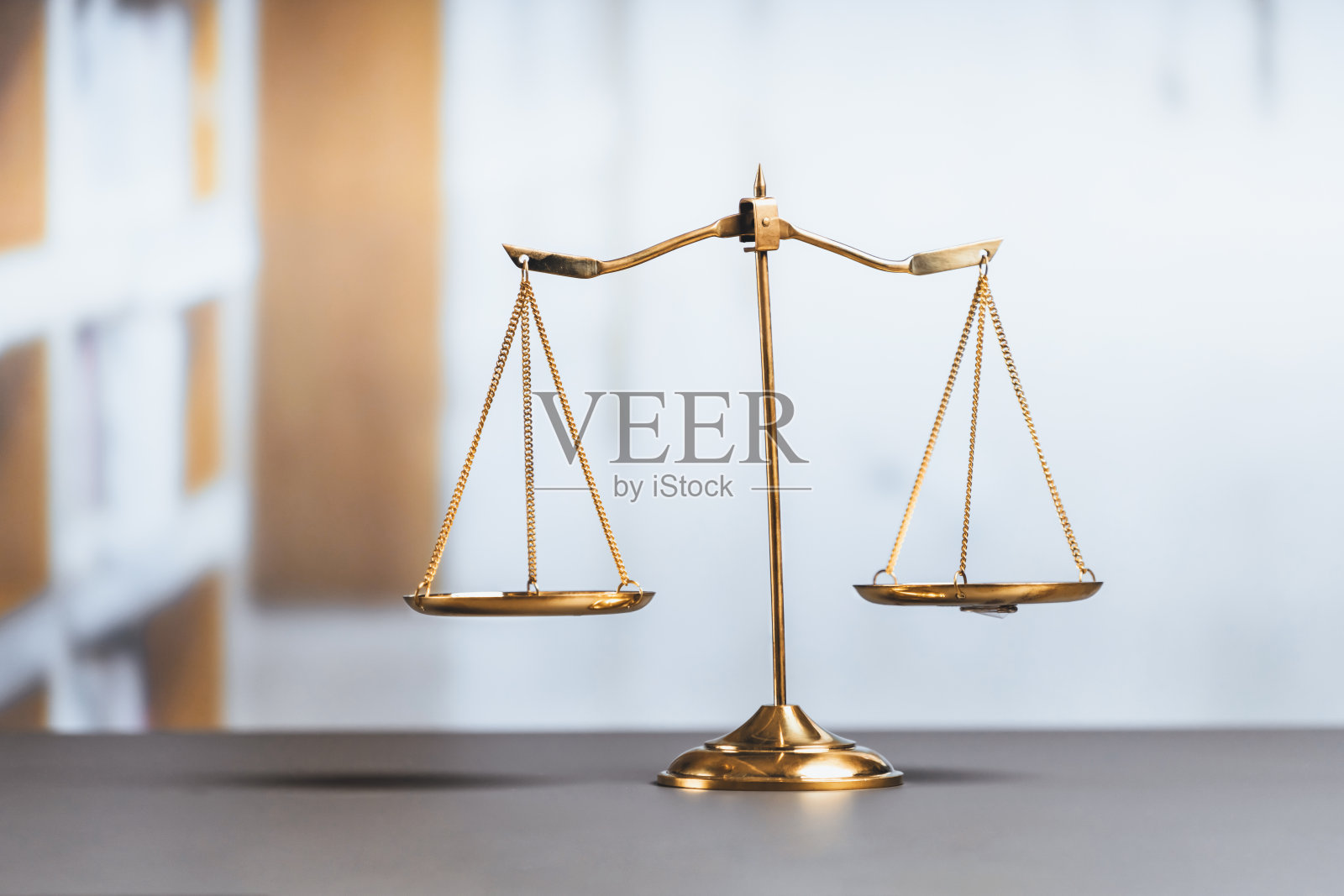 图书馆背景中闪亮的金色天平作为正义的象征。上,照片摄影图片