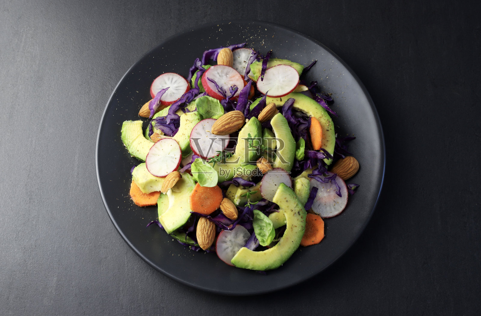 新鲜的鳄梨和杏仁。照片摄影图片