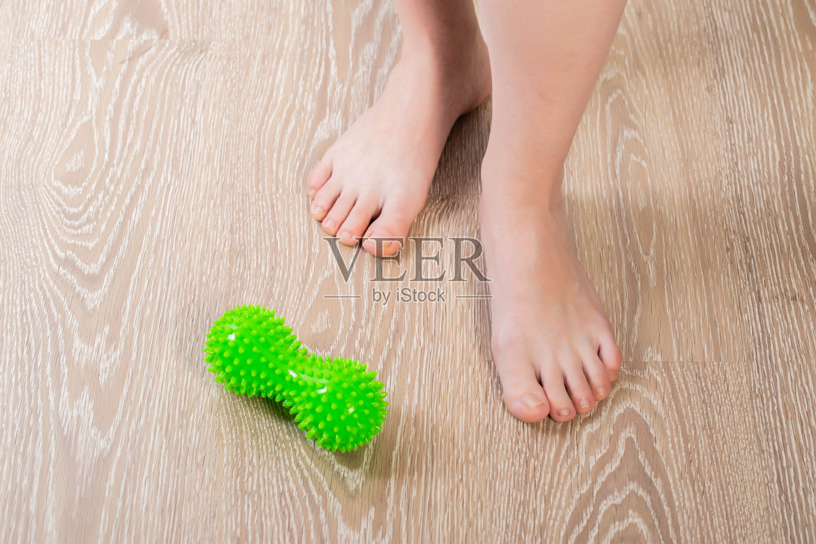 医用足部按摩器。消除腿部疲劳，放松身心。家庭理疗。特写镜头照片摄影图片