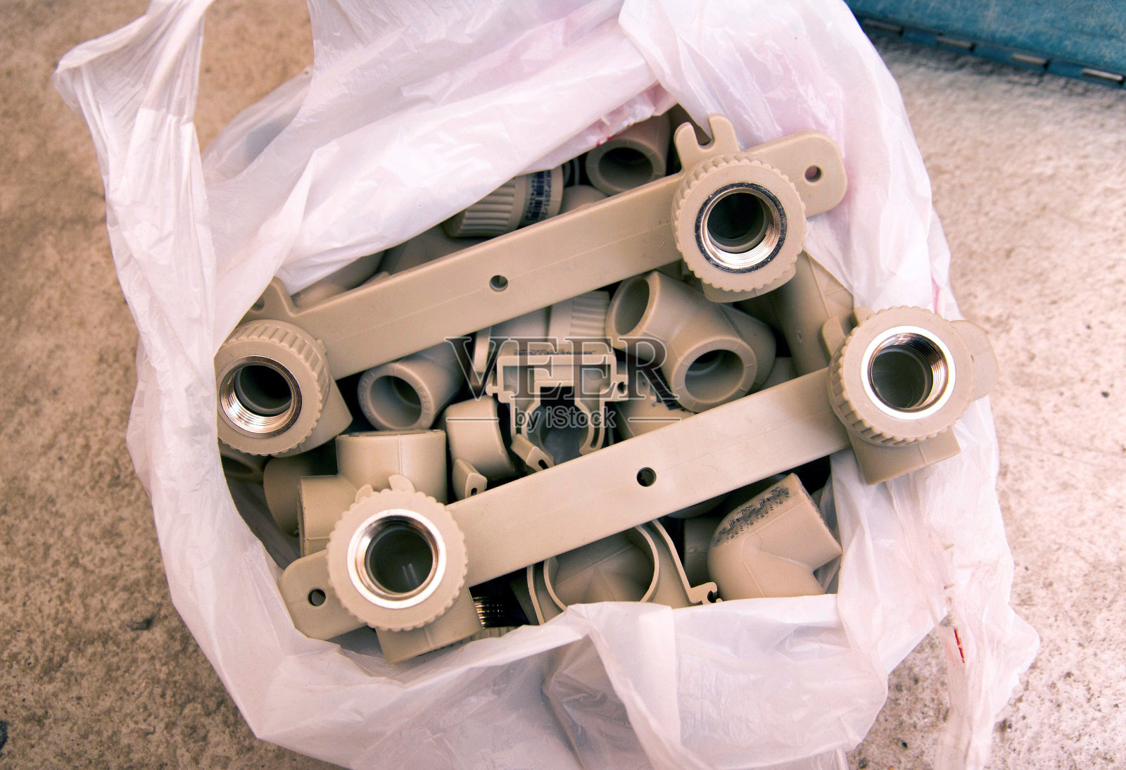 墙上冷热水管道的配件，特写照片摄影图片