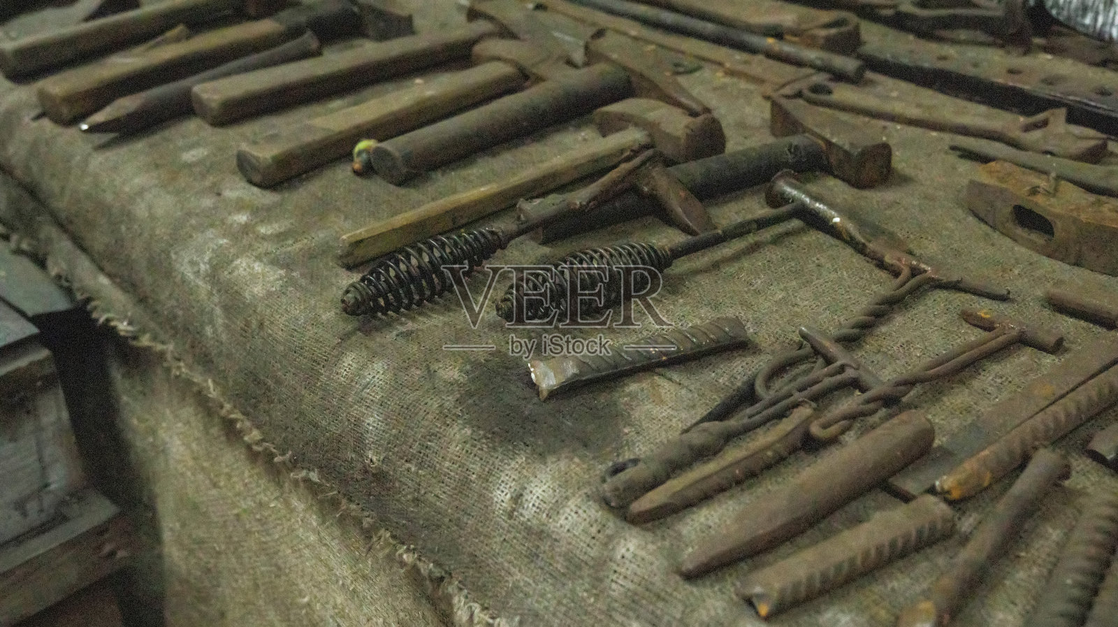 锻造车间里有很多金属工具。背景,行业。照片摄影图片